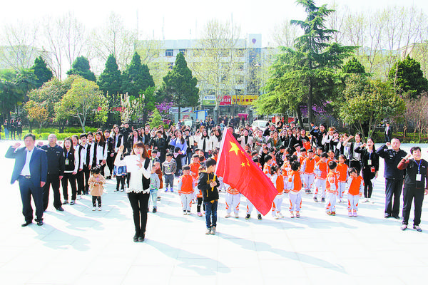 幼童祭烈士 警察當(dāng)“保鏢”