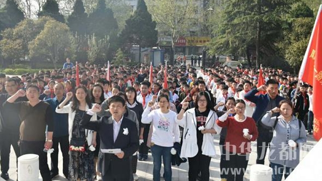 周口：小學生清明祭掃烈士陵園