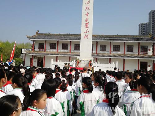 清明祭英烈 周口千余名青少年祭掃烈士陵園