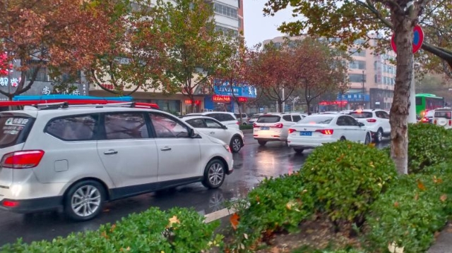 雨中道路擁堵，市民可繞行！